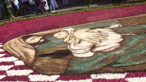 S. Giuseppe e il Bambino Gesù raffigurati con petali di fiori nell'infiorata a Gensano 2013